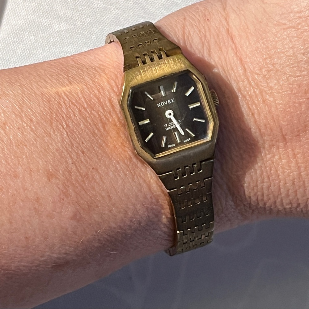 Novex watch tiger eye inspired face gold tone hardware unique joint band unisex